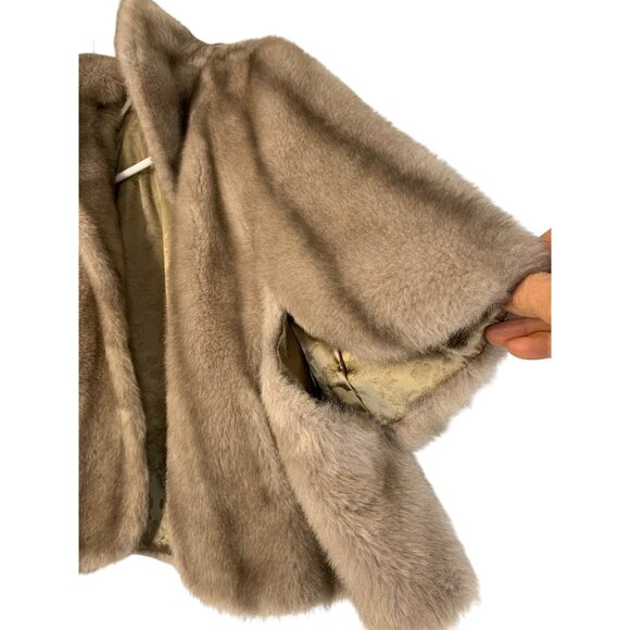 VTG Glenoit Blonde Faux Fur Caplet With Pockets & Arm Slits USA OS - Picture 3 of 6